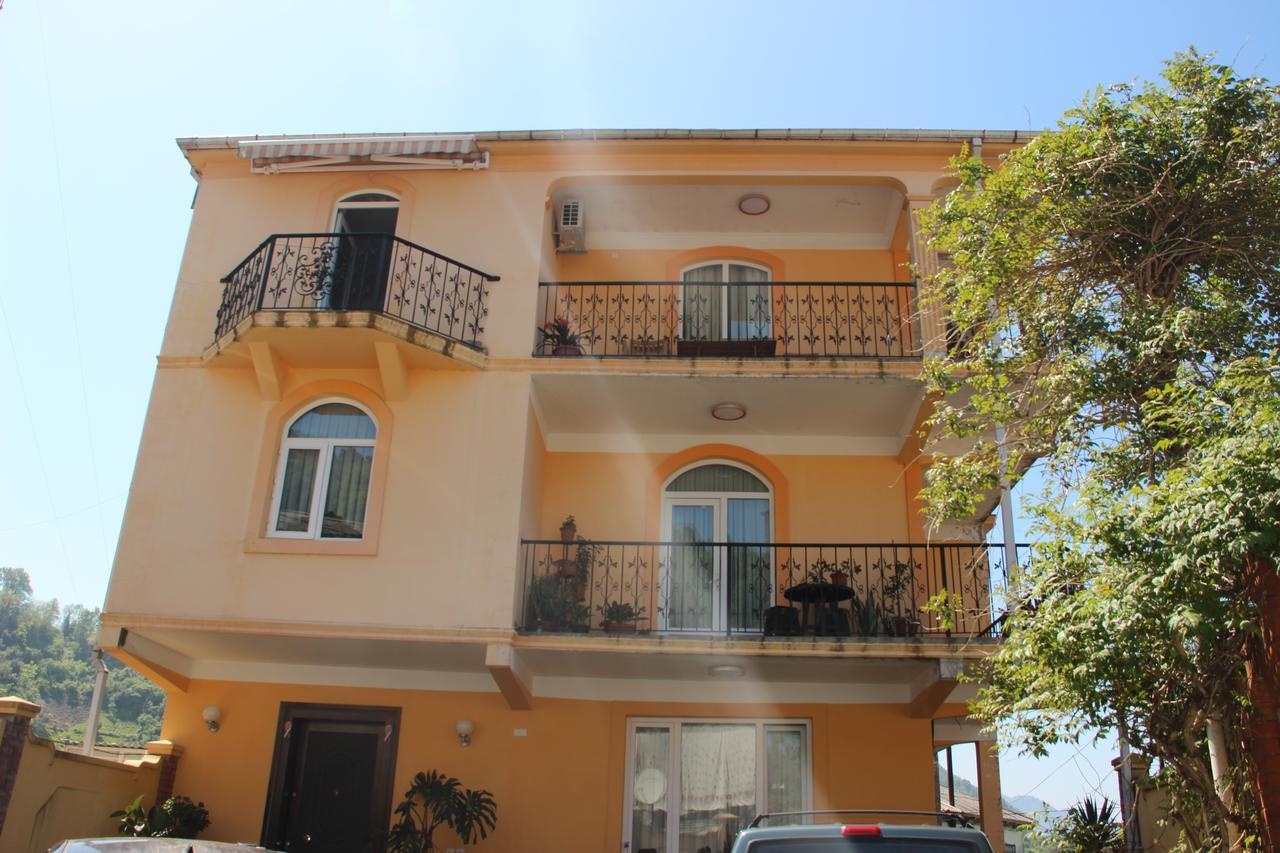 Yellow House - Vaja ساربي المظهر الخارجي الصورة