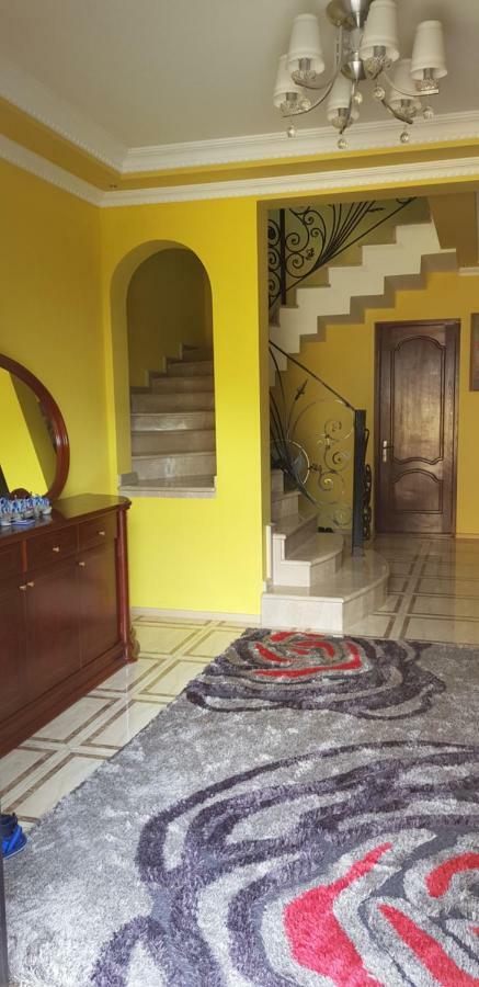 Yellow House - Vaja ساربي المظهر الخارجي الصورة
